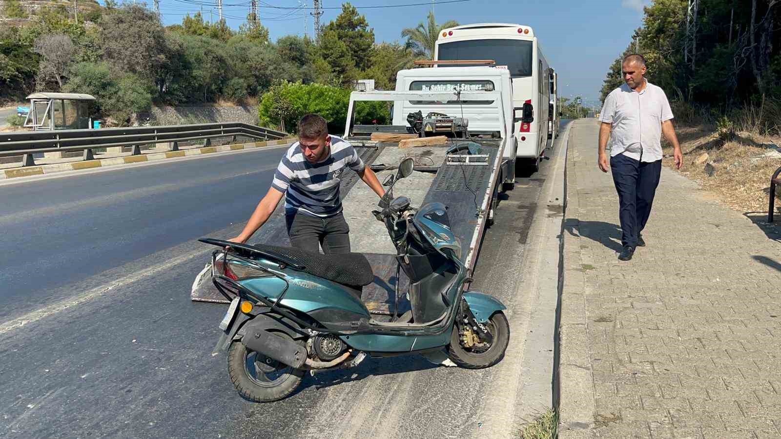 Alanya&rsquo;da midib&uuml;sle &ccedil;arpışan motosikletli yaralandı
