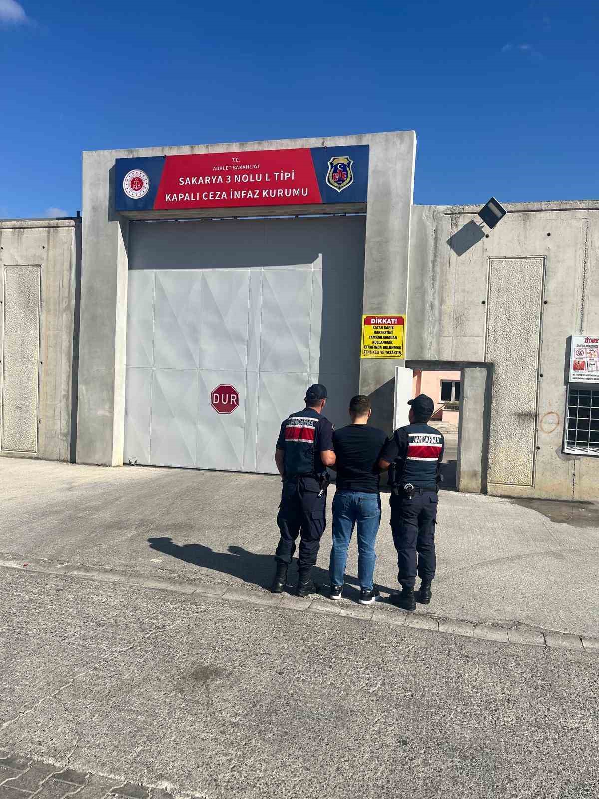 Suç rekortmenleri yakalandı: Yaşı kadar suç kaydının yanında 55 yıl hapis cezası varmış