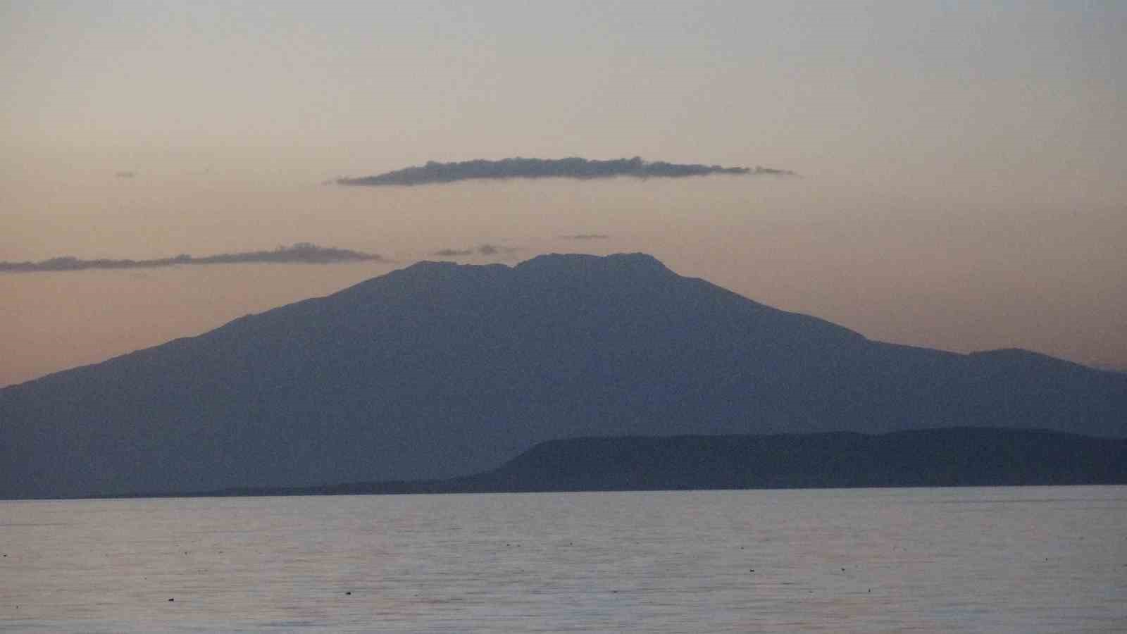 S&uuml;phan Dağı zirvesindeki bulut, Van G&ouml;l&uuml; ile g&ouml;rsel ş&ouml;len oluşturdu
