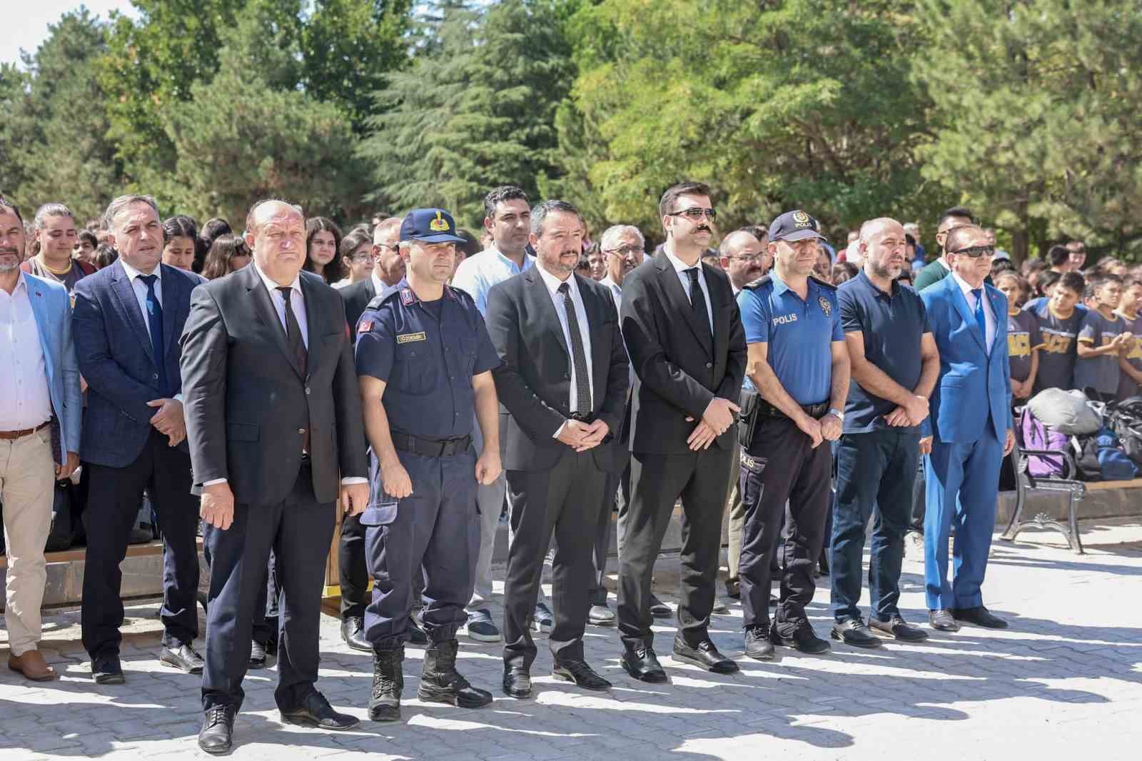 Okul m&uuml;d&uuml;r&uuml; son yolcuğuna g&ouml;rev yaptığı okuldan uğurlandı
