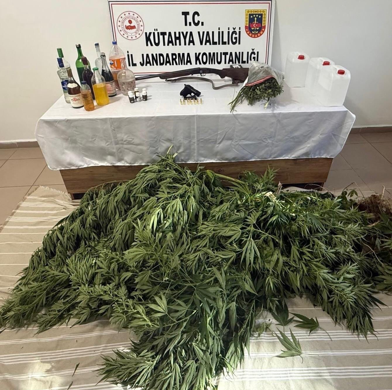 Kütahya’da jandarmadan uyuşturucu ve kaçakçılık operasyonu