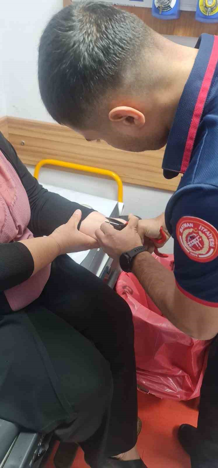 Batman’da kadının bileğine sıkışan bilezik itfaiye ekiplerince çıkarıldı