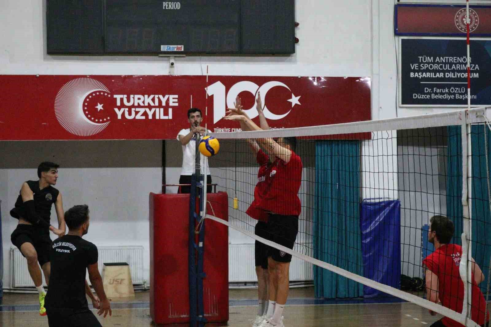 Spor akademisi erkek voleybol takımı hazırlıklarını sürdürüyor