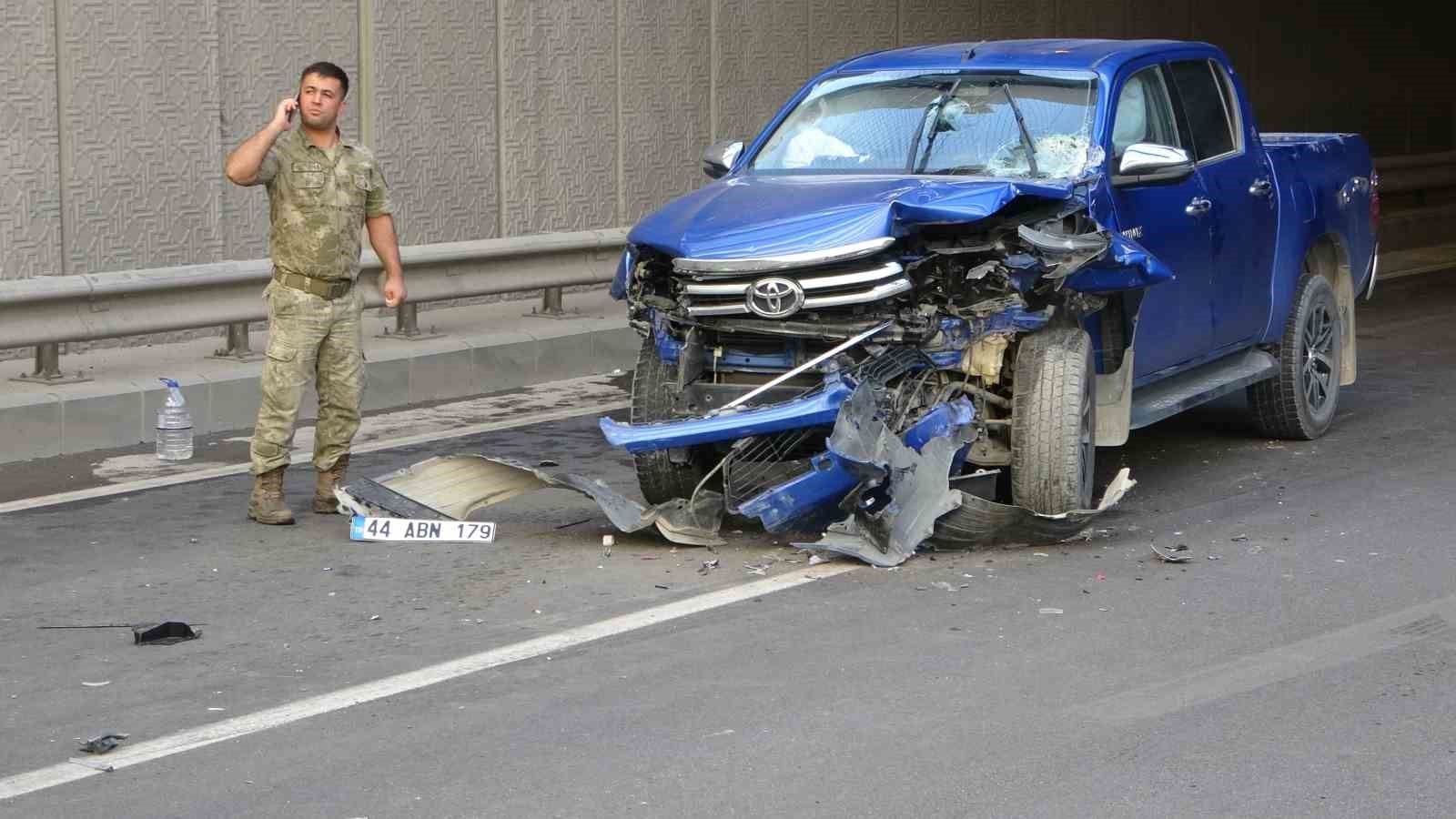 Sivil ekip aracı ile askeri araç çarpıştı, trafik kilitlendi