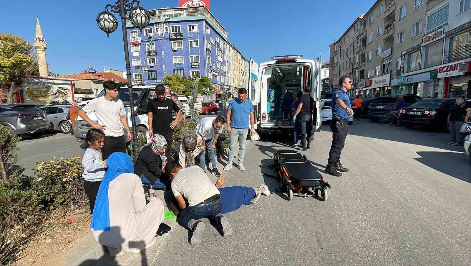 Yolun karşı tarafına geçmeye çalışan kadına motosiklet çarptı: 2 yaralı