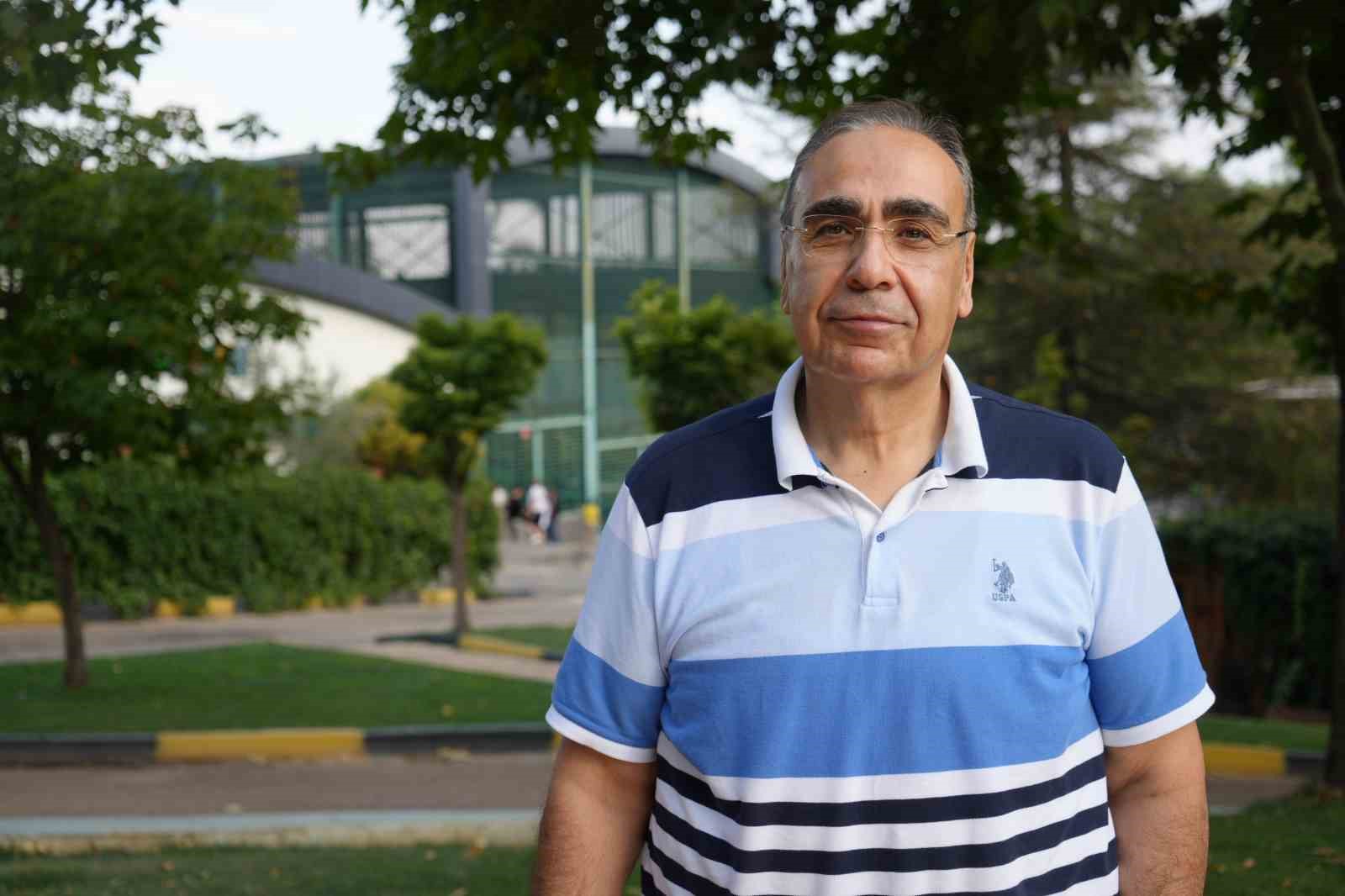 Gaziantep&rsquo;te rengarenk Japon koi balıklarını ziyaret&ccedil;iler biberonla besliyor
