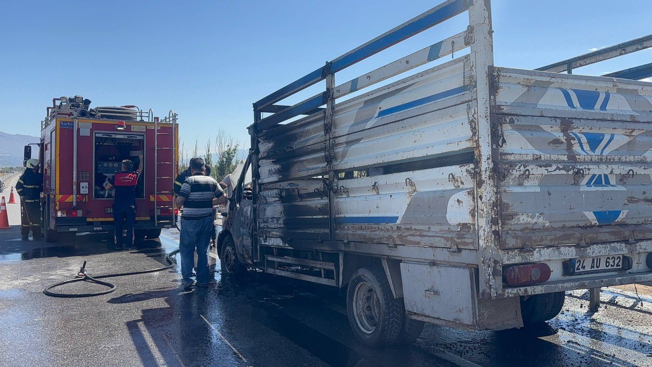 Erzincan&rsquo;da seyir halindeki kamyon alev alev yandı
