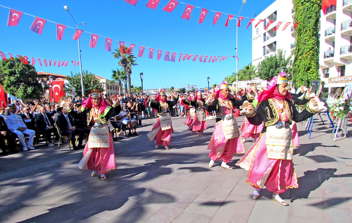&Ccedil;eşme&rsquo;nin kurtuluşunun 103. yıld&ouml;n&uuml;m&uuml; kutlandı
