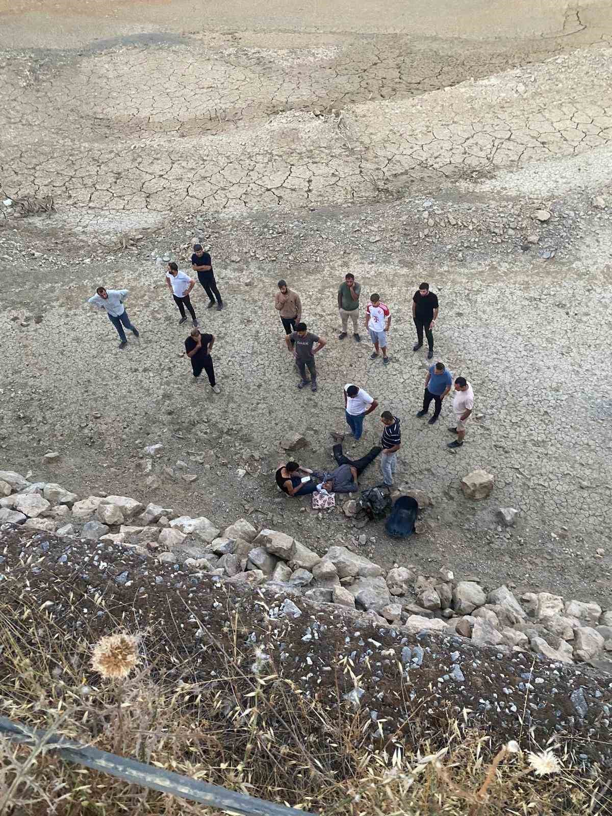 Hizan&rsquo;da patpat devrildi: 6 metreden şarampole u&ccedil;an s&uuml;r&uuml;c&uuml; yaralandı
