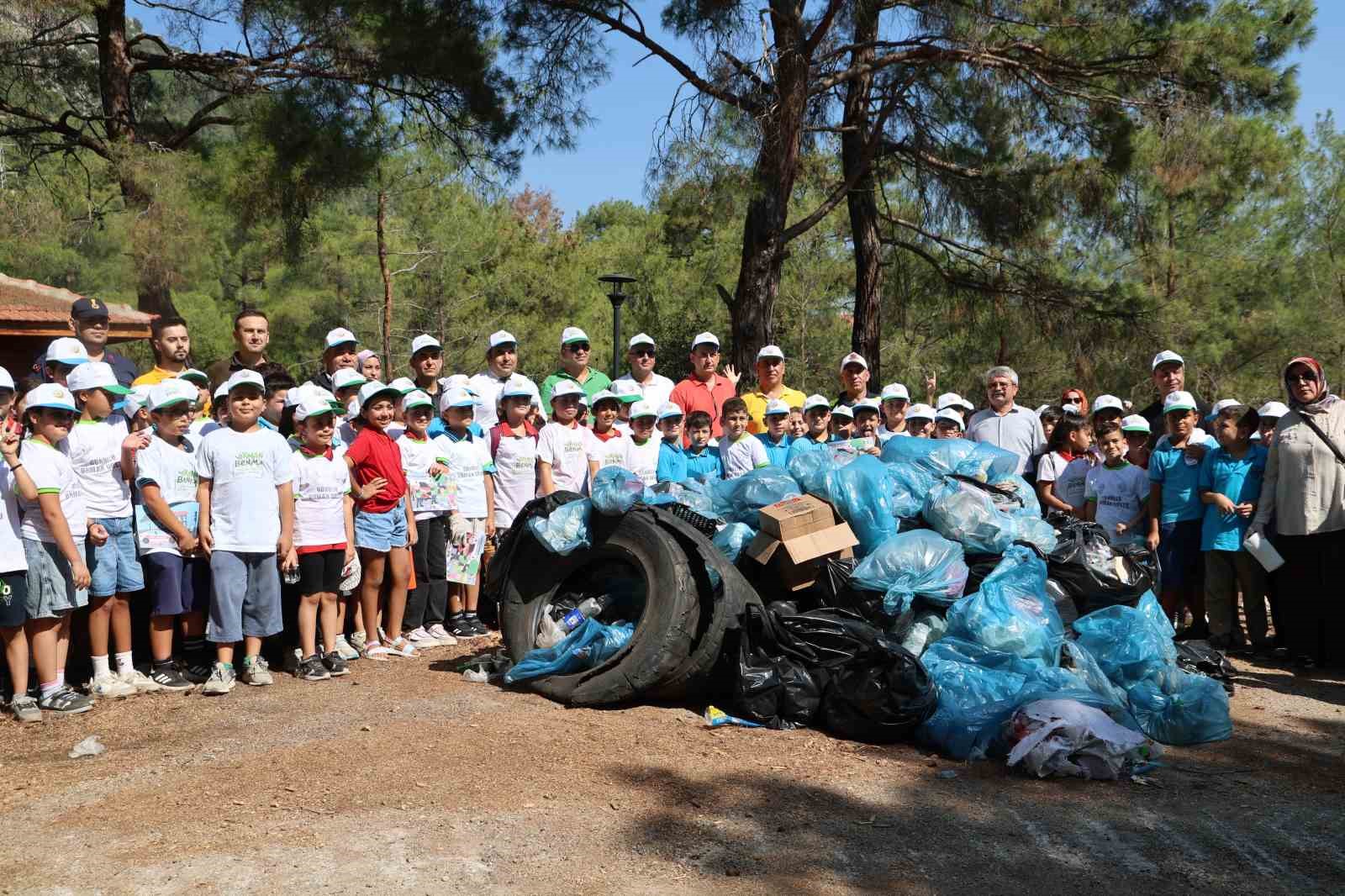 Öğrencilerden ’Yeşil Vatan’ için anlamlı çalışma: Torba torba çöp topladılar