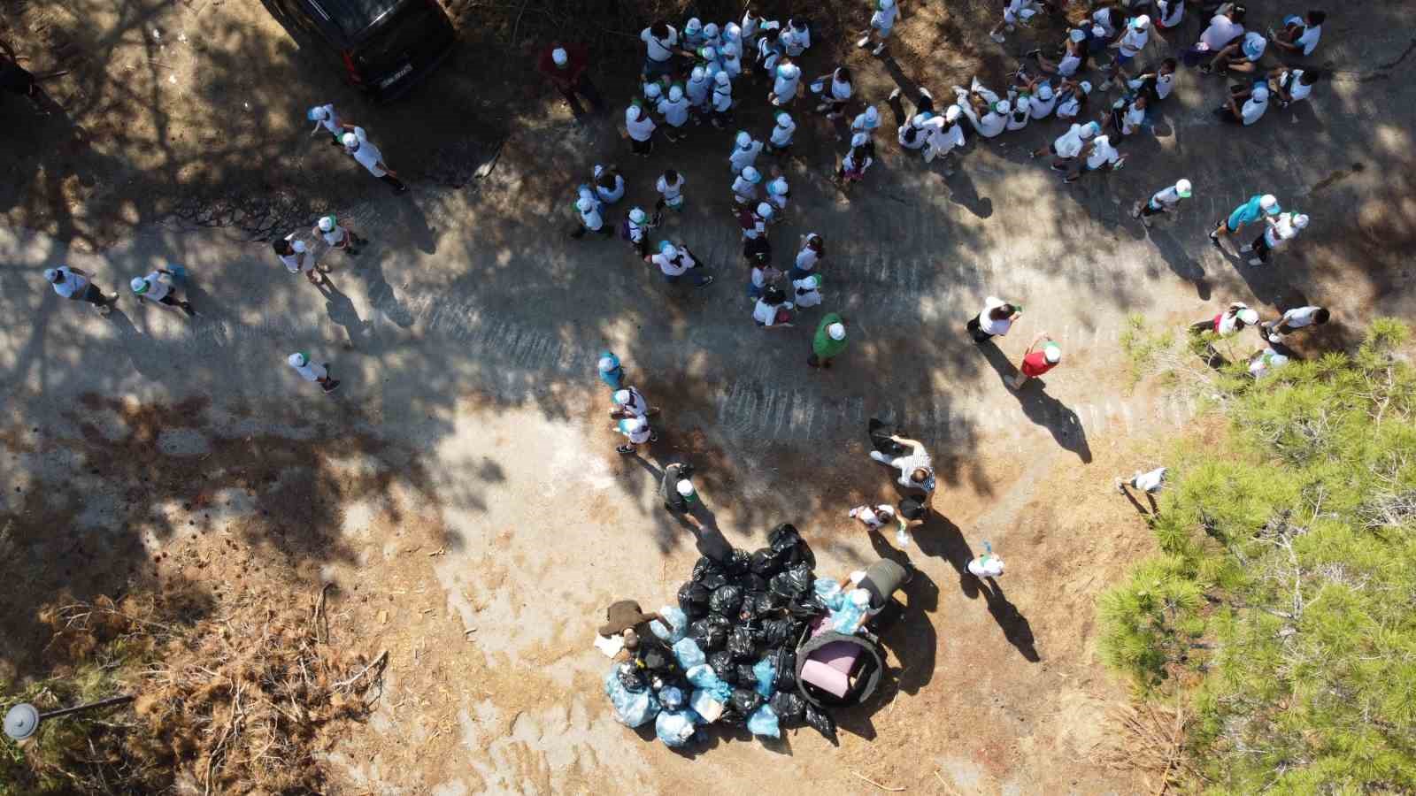 &Ouml;ğrencilerden &rsquo;Yeşil Vatan&rsquo; i&ccedil;in anlamlı &ccedil;alışma: Torba torba &ccedil;&ouml;p topladılar
