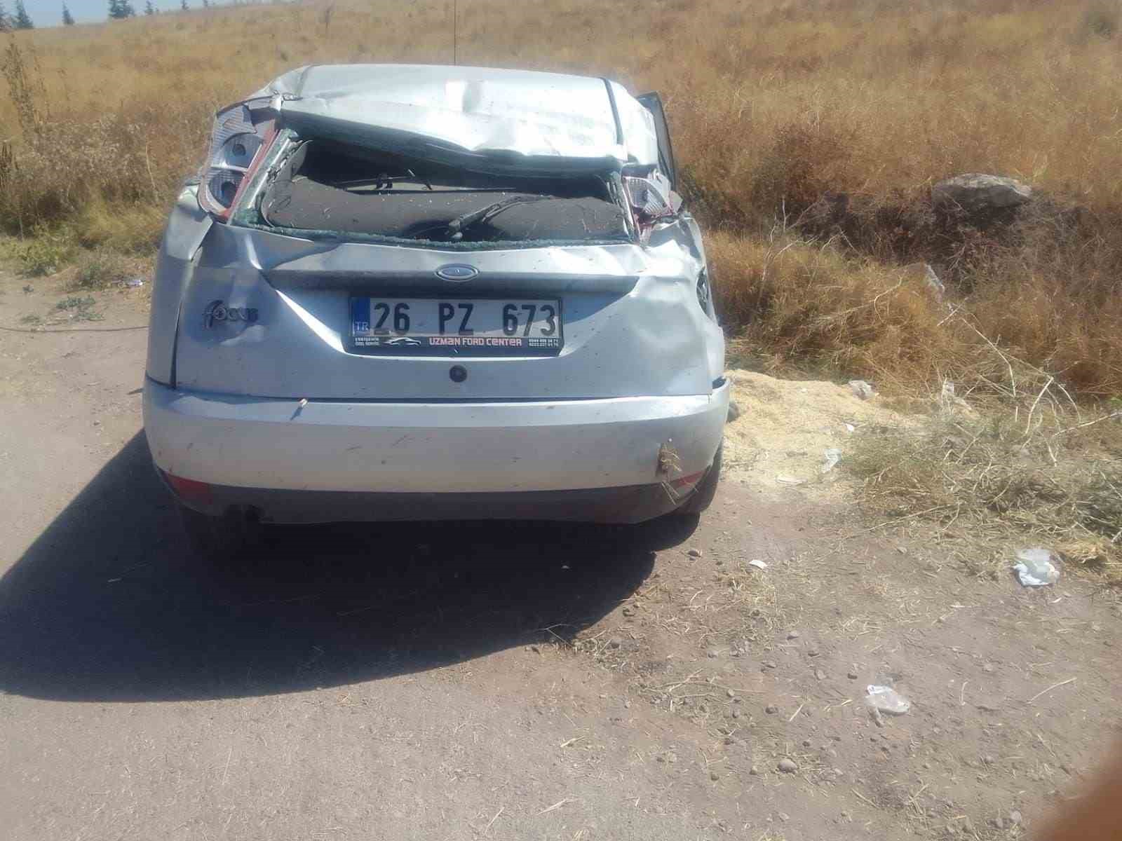 Tarım arazisine devrilen otomobilde 4 kişi yaralandı
