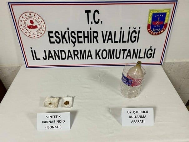 Jandarma Eskişehir’e uyuşturucu getiren 2 şüpheliyi yakaladı