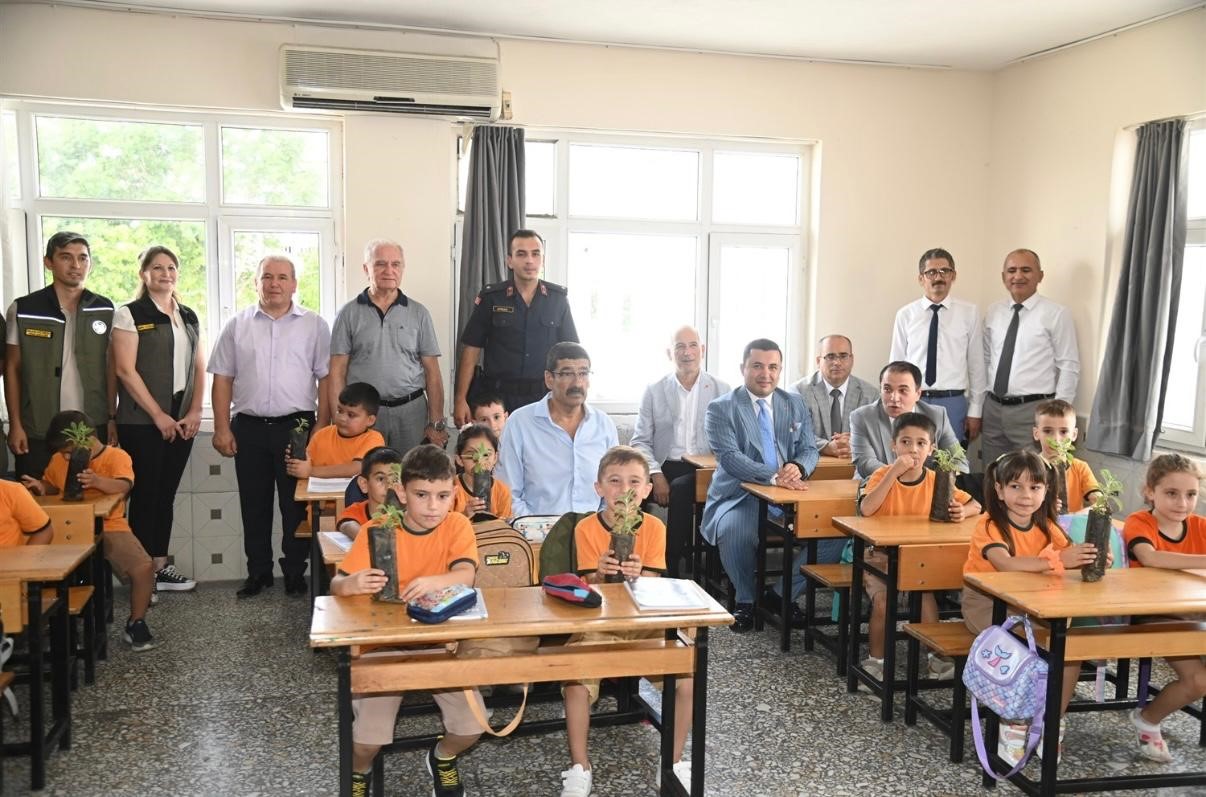 Öğrencilere fidan hediye edildi
