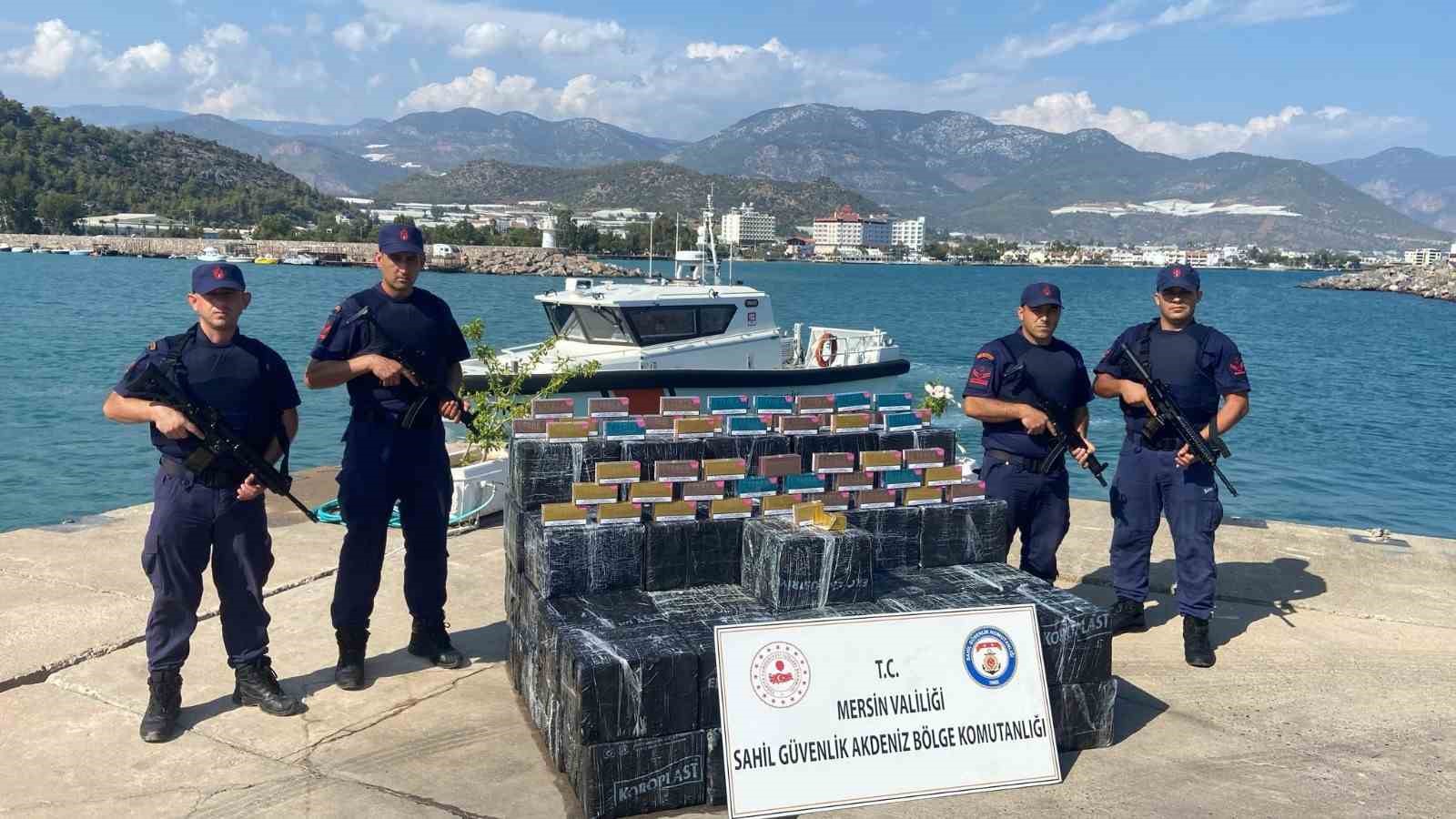 Denizdeki kutulardan 28 bin 500 paket tütün çubuğu çıktı