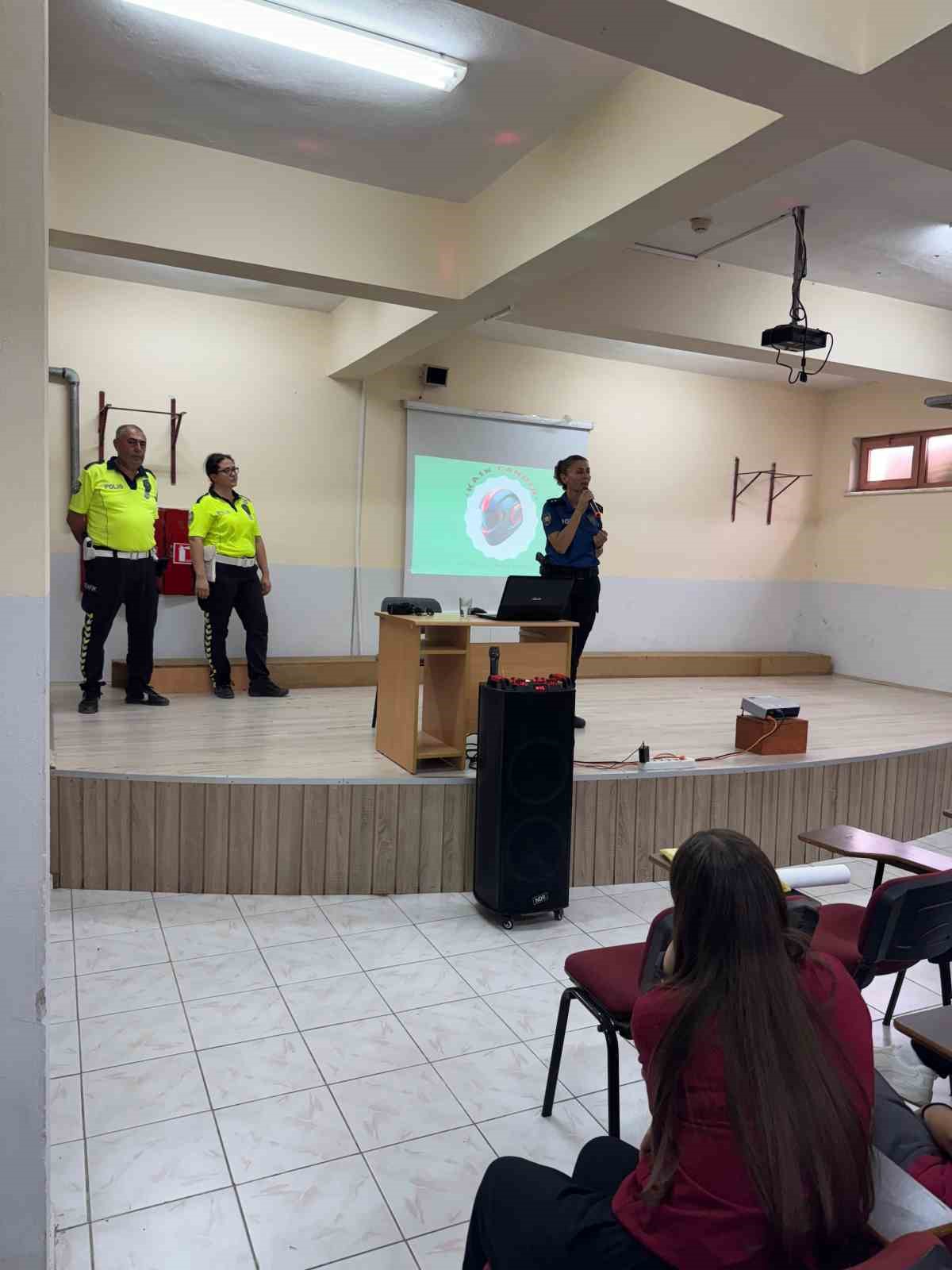 Gazipaşa&rsquo;da &ouml;ğrencilere motosiklet ve ekipmanlarının kullanımı hakkında bilgiler verildi
