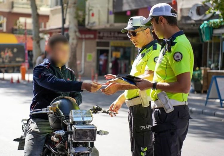 Isparta&rsquo;da motosiklet denetiminde 80 s&uuml;r&uuml;c&uuml;ye idari para cezası uygulandı
