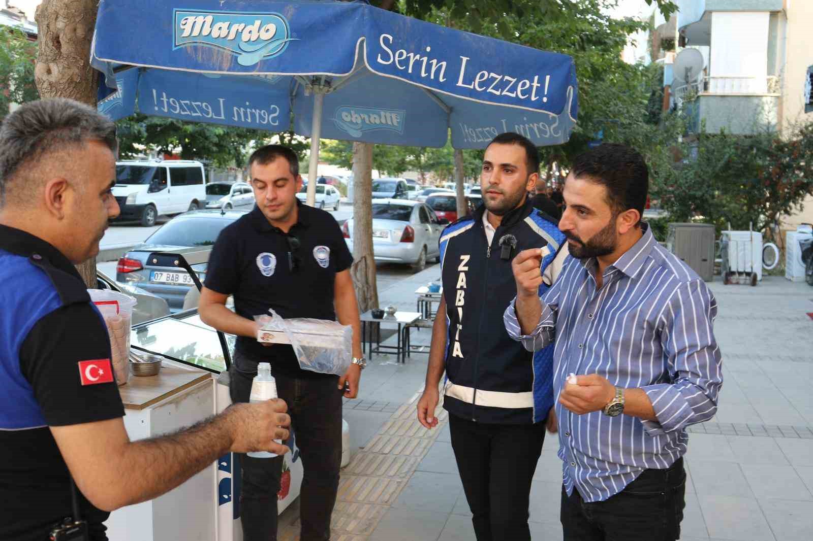 Zabıtadan lokum ve kolonyalı kaldırım işgali uyarısı