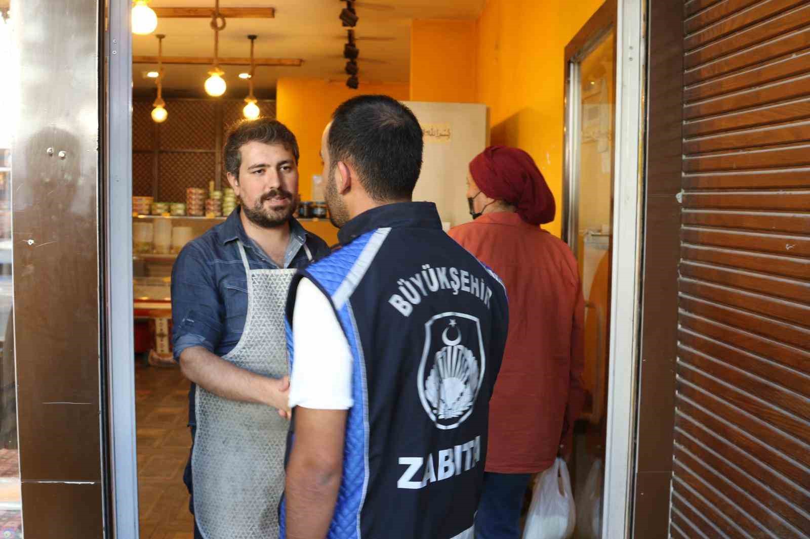 Zabıtadan lokum ve kolonyalı kaldırım işgali uyarısı
