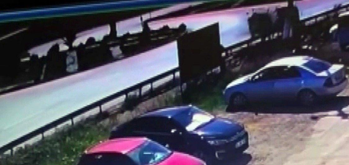 Karasu Belediyesi’ne ait araç ile otomobil kavşakta çarpıştı