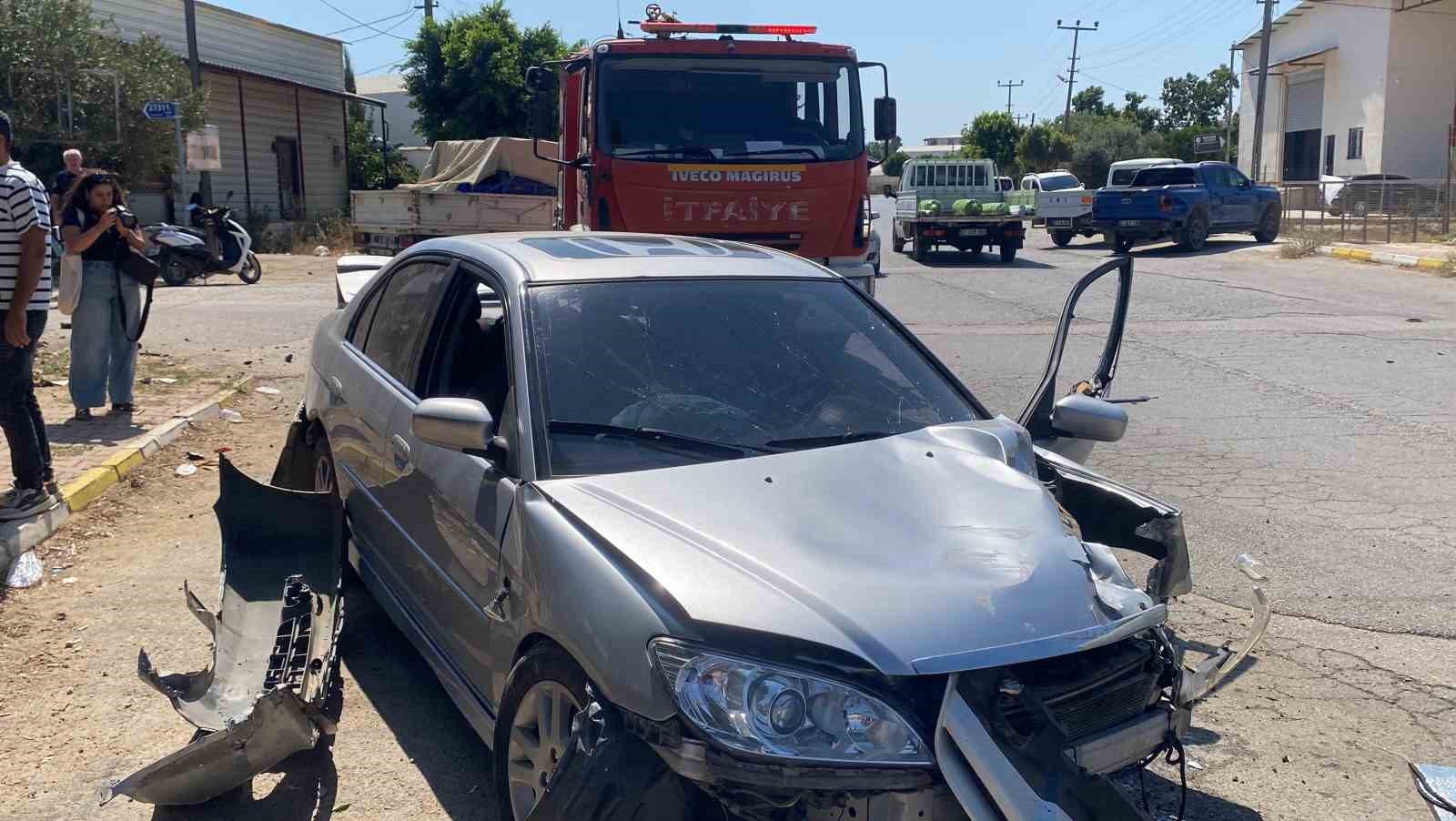 Antalya’da otomobil trafoya ve otobüs durağına çarptı: 1 yaralı