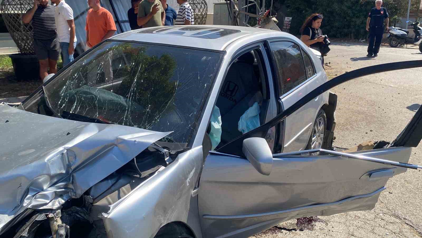 Antalya&rsquo;da otomobil trafoya ve otob&uuml;s durağına &ccedil;arptı: 1 yaralı
