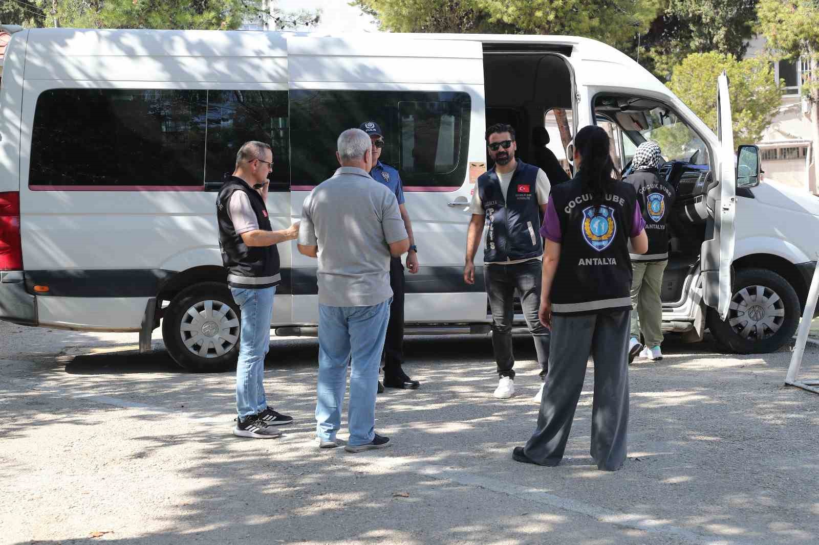 Polisten okul &ccedil;evreleri ve servis ara&ccedil;larında sıkı denetim
