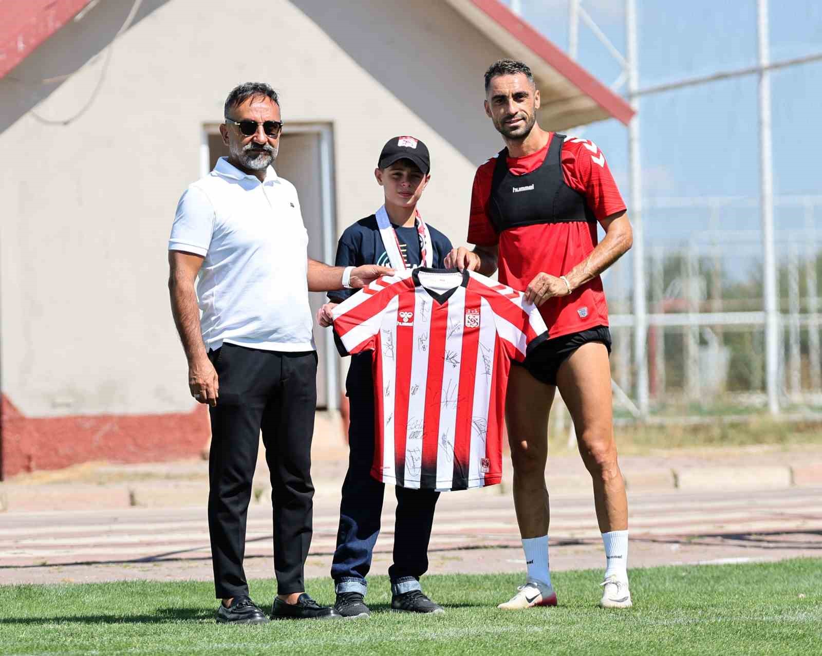 Sivasspor&rsquo;dan minik taraftara jest

