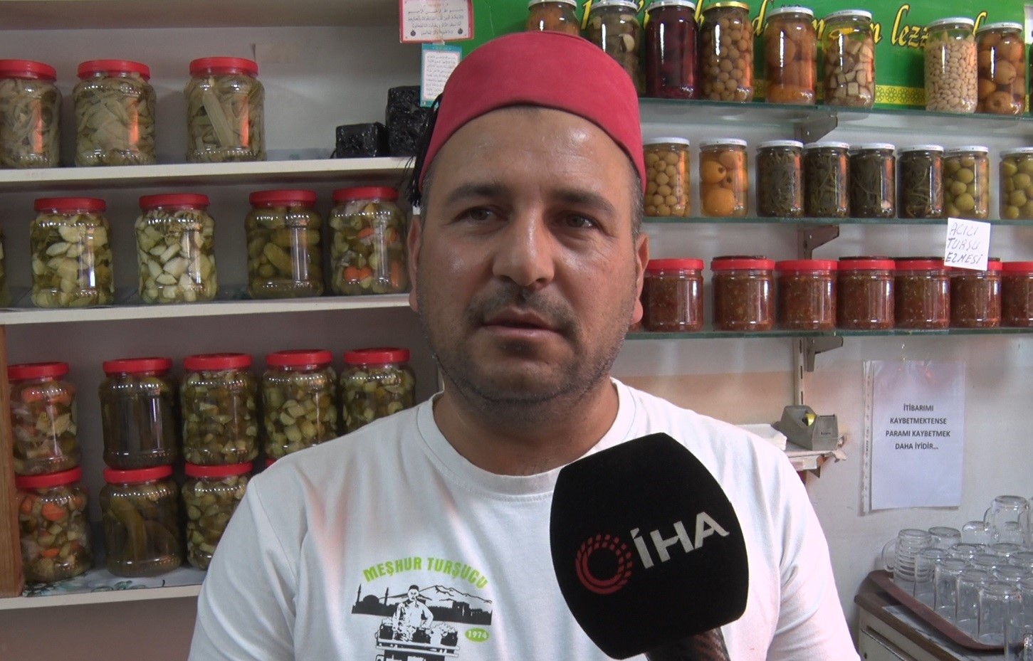 Turşu tezgahta satışta