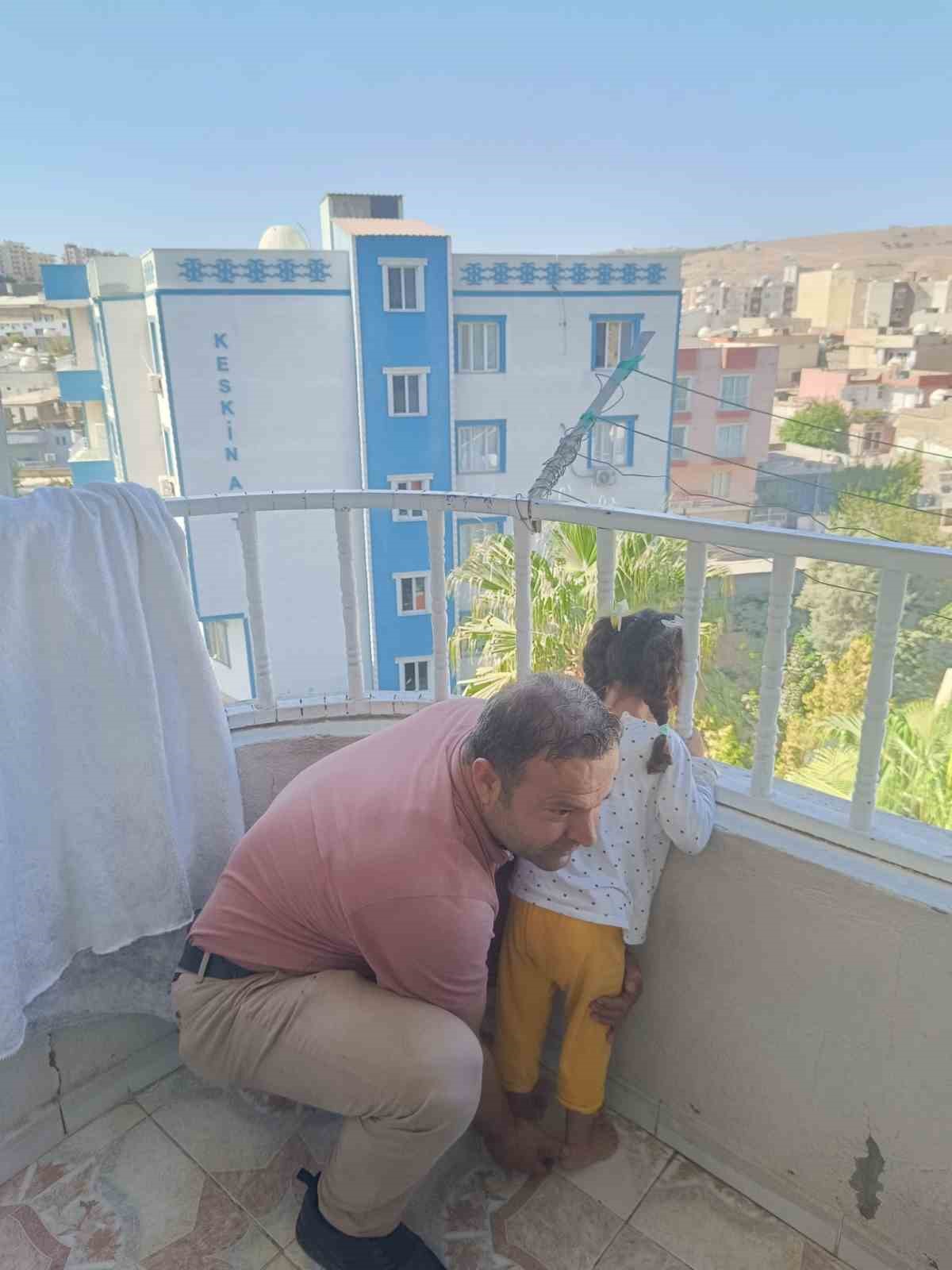 Cizre’de kafası demir korkuluğuna sıkışan çocuğu itfaiye ekipleri kurtardı