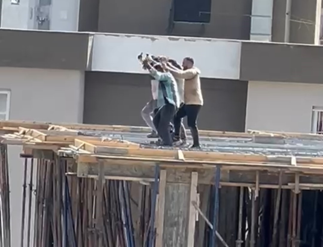 Otomobilden m&uuml;zik sesi duyan iş&ccedil;iler 10. katta halay &ccedil;ekti
