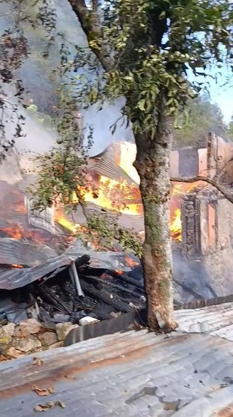 Artvin Yusufeli’de yangın: Ev, ahır ve samanlık kül oldu
