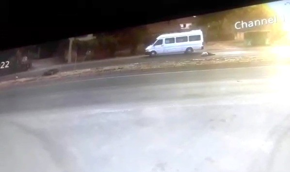 Kara yolunda karşıya ge&ccedil;meye &ccedil;alışırken tır &ccedil;arptı
