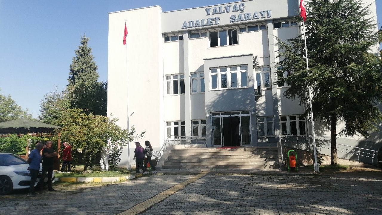 Gelendost Belediyesi zimmet ve r&uuml;şvet davasının ilk duruşmasında tahliye kararı &ccedil;ıkmadı
