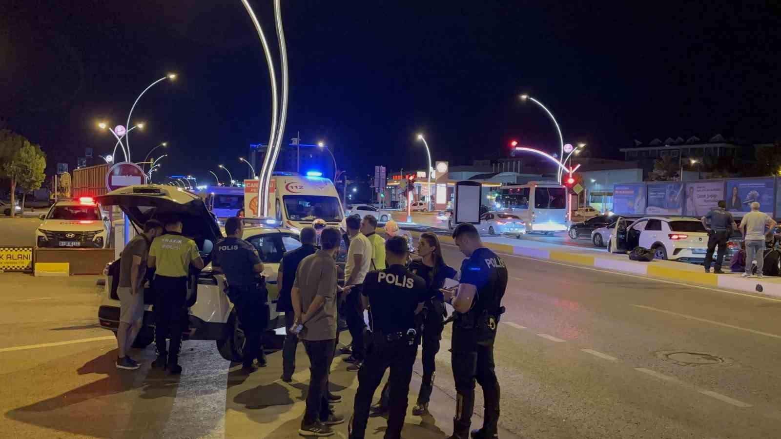 Edirne&rsquo;de zincirleme kaza: 1 s&uuml;r&uuml;c&uuml; ka&ccedil;tı, 1 s&uuml;r&uuml;c&uuml; alkoll&uuml; &ccedil;ıktı, 1 kişi yaralandı
