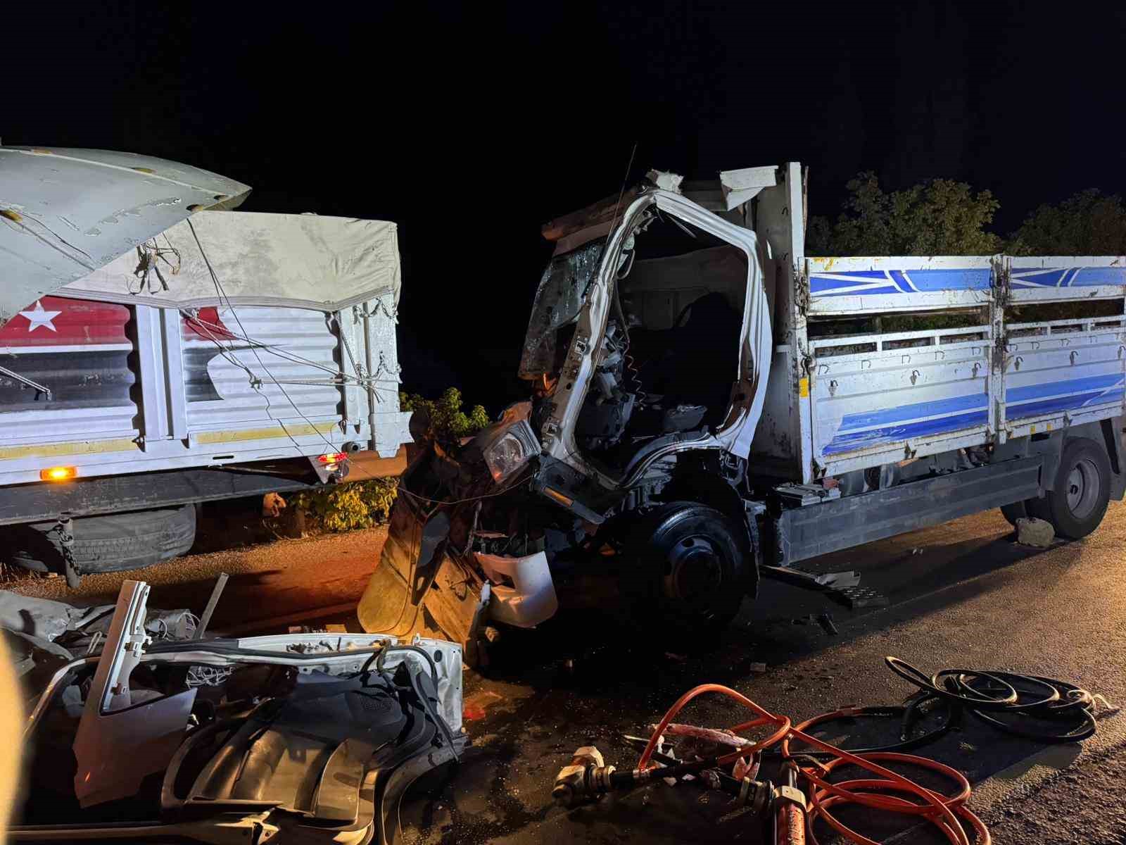 Çorum’da kamyon tıra çarptı: Araçta sıkışan sürücü ağır yaralandı