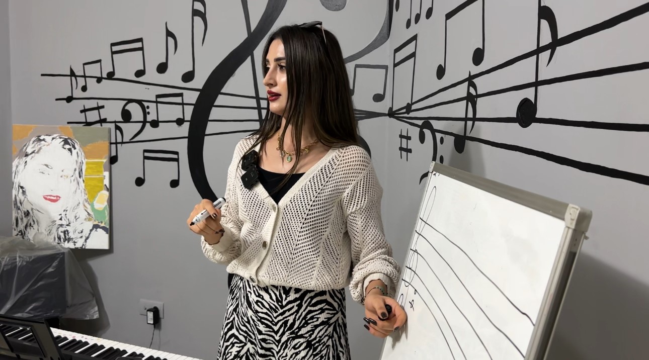 Kurduğu m&uuml;zik akademisinde &ouml;ğrencilerini &uuml;niversiteye hazırlıyor
