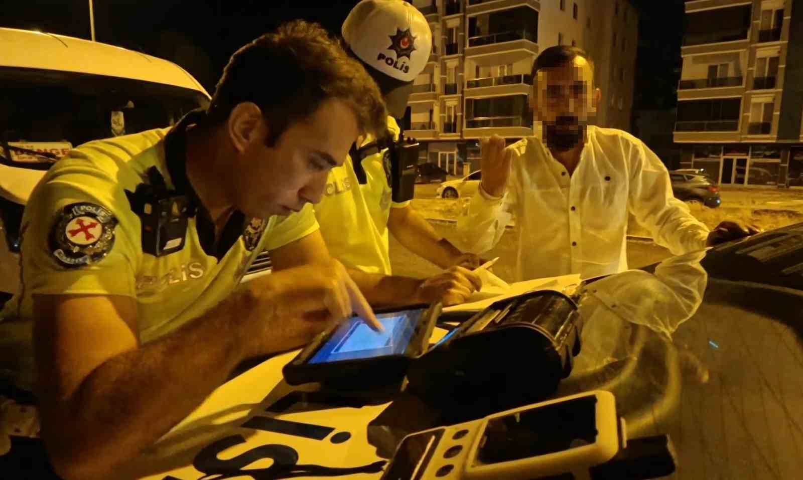 0.03 promil fazla çıkınca ehliyeti alındı, polise itiraz edip gazeteciye tepki gösterdi