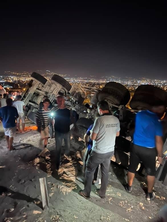 Freni patlayan kamyon devrildi, sürücü kayıplara karıştı