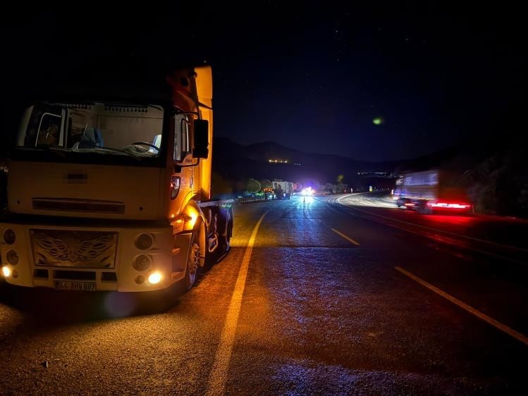 Malatya-Adıyaman karayolunda çekici alev aldı