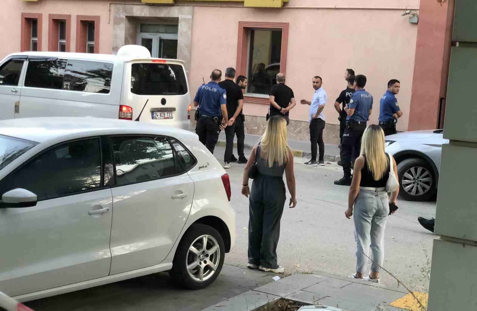 Parkta kızlarının g&ouml;z&uuml; &ouml;n&uuml;nde bı&ccedil;ağı boğazına dayayan adamı polisler ikna etti
