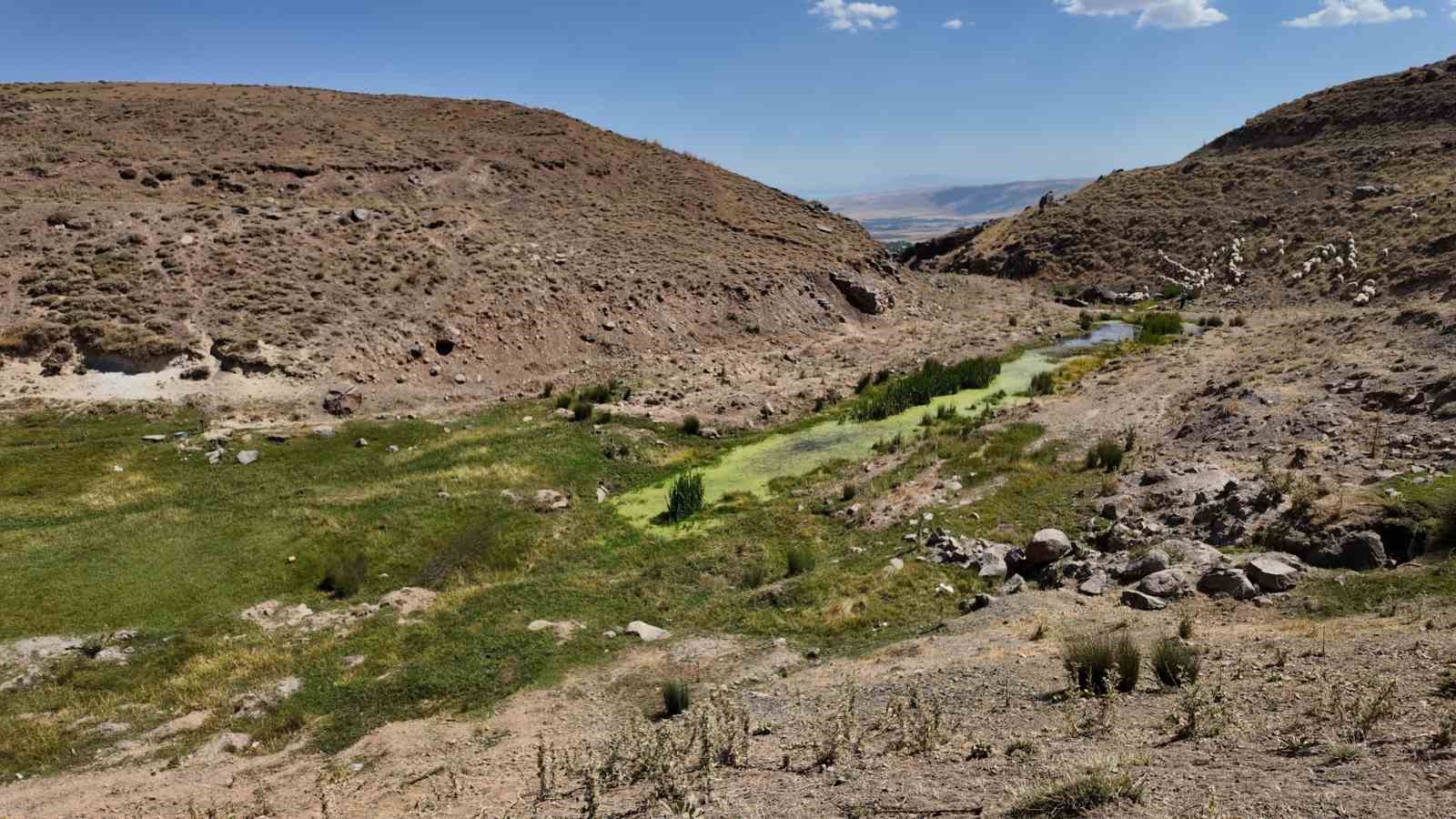 Tehlike arz eden baraj köylüleri tedirgin ediyor