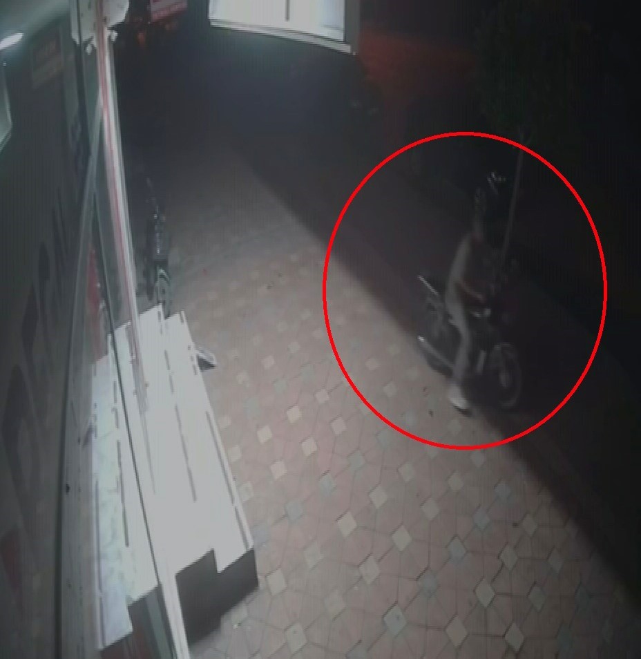 Rahatlığıyla pes dedirten hırsız, saniyeler i&ccedil;erisinde motosiklete kendi malı gibi binip gitti

