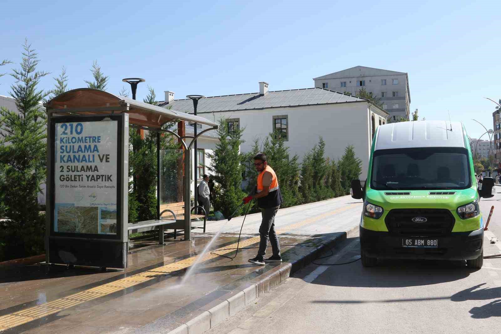 Van’da mobil temizlik ve yıkama aracıyla duraklar artık daha temiz