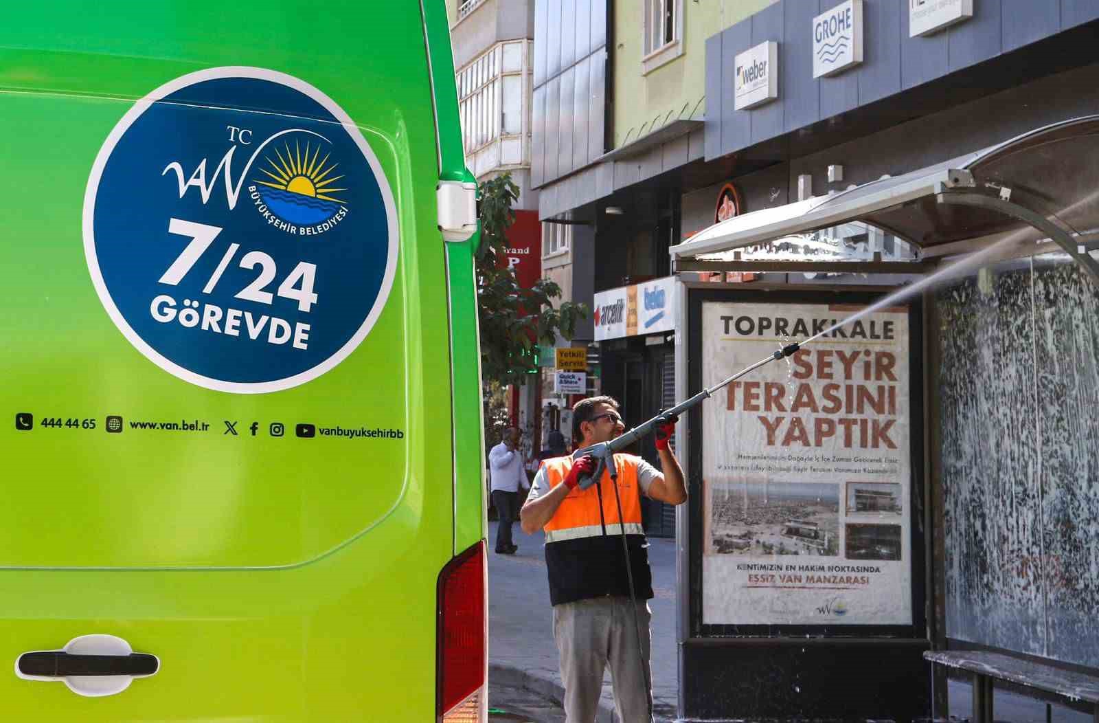 Van&rsquo;da mobil temizlik ve yıkama aracıyla duraklar artık daha temiz

