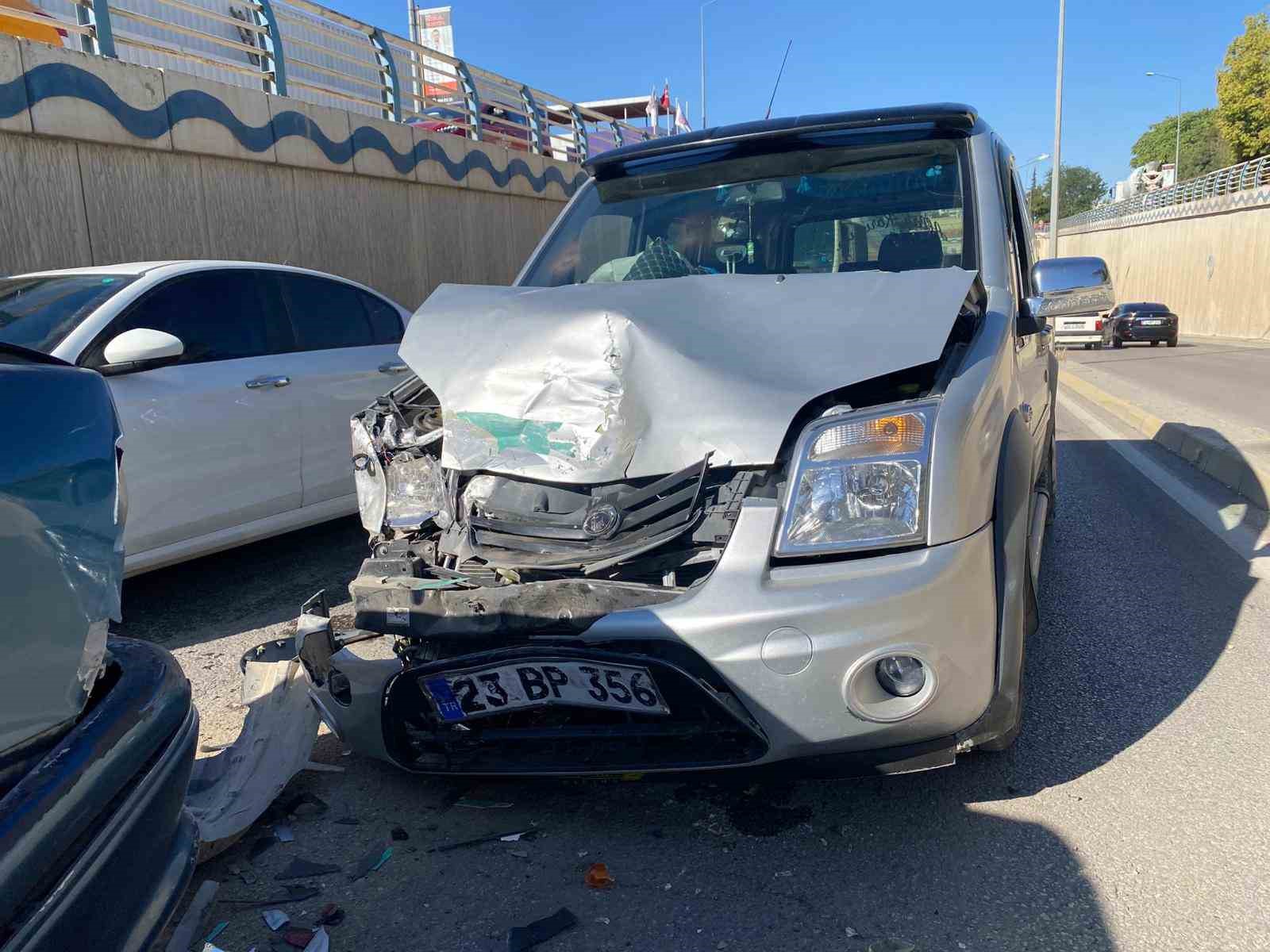 Elazığ&rsquo;da zincirleme trafik kazası: 2 yaralı
