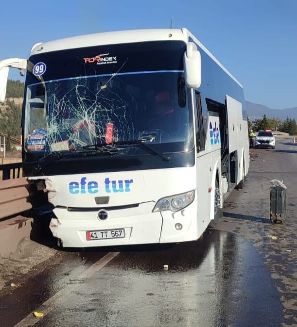Yolcu otob&uuml;s&uuml; k&ouml;pr&uuml; bariyerlerine &ccedil;arptı: 1 yaralı
