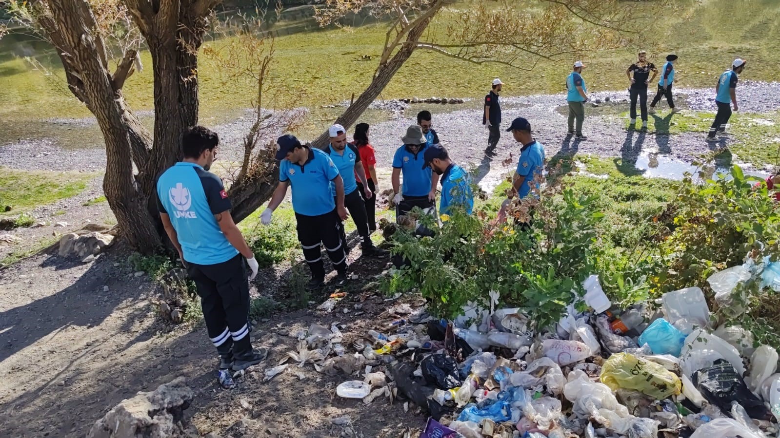 UMKE kampında ilk m&uuml;dahale doğaya yapıldı: &Ccedil;&ouml;pler toplandı, doğa nefes aldı
