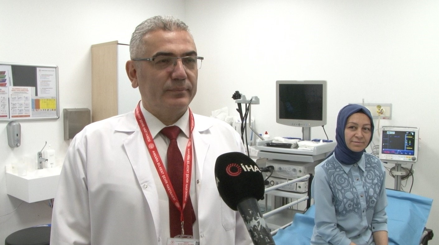 Yaklaşık 1 yıldır i&ccedil;emediği suyun ve yiyemediği yemeklerin acısını yaprak sarmasıyla &ccedil;ıkardı
