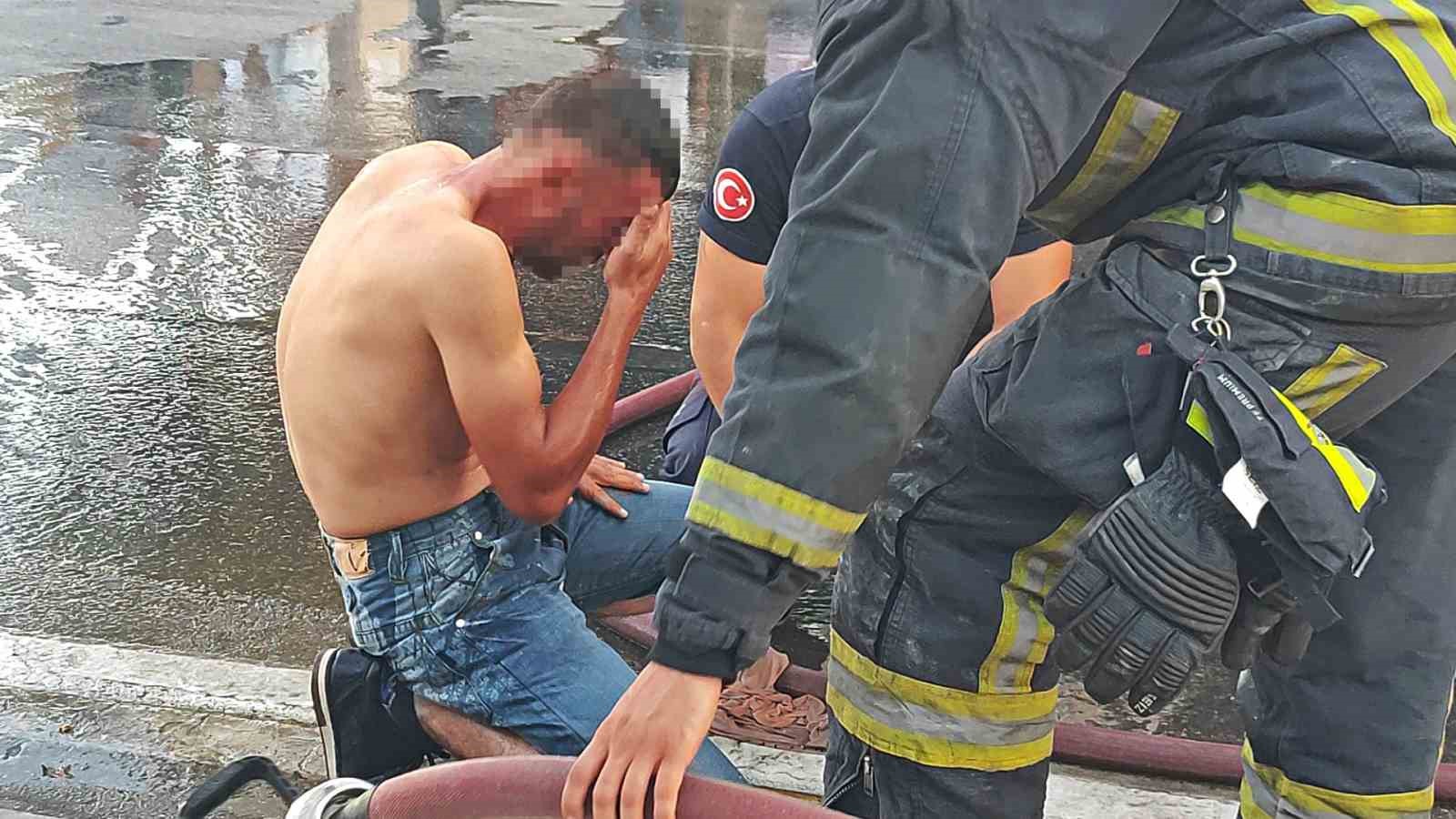 Üzerine döktüğü benzin gözlerinden ediyordu